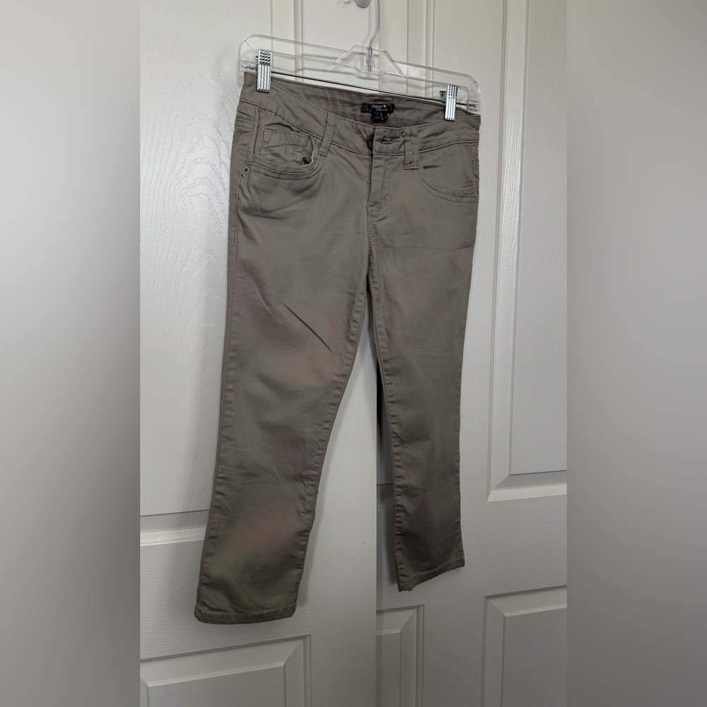 Junior or women capris pants, front and back pockets. Good condition